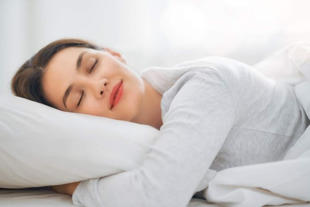 Nackenschmerzen nach dem Schlafen, Frau richtiges Kissen bei Nackenschmerzen vorbeugen